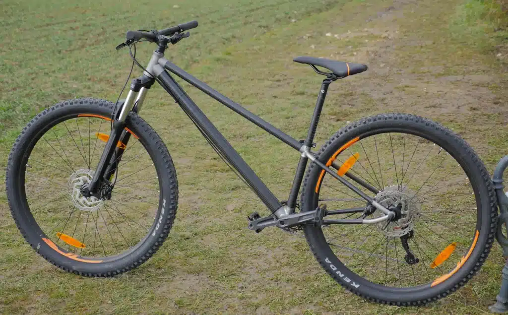 Fahrradrahmen Metall 3D-Druck Karbonrohre - Aufnahme fertiges Rad