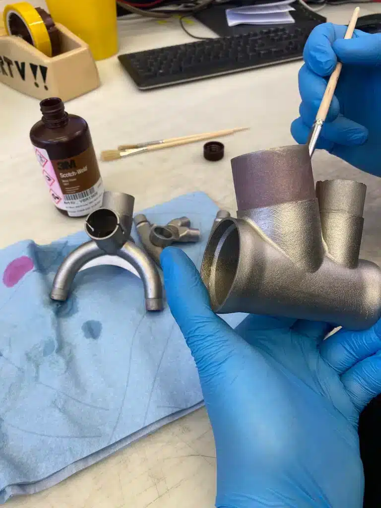 Fahrradrahmen Metall 3D-Druck Karbonrohre - Rahmenteile werden verklebt