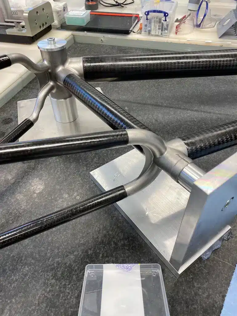 Fahrradrahmen Metall 3D-Druck Karbonrohre - Rahmen wird verklebt