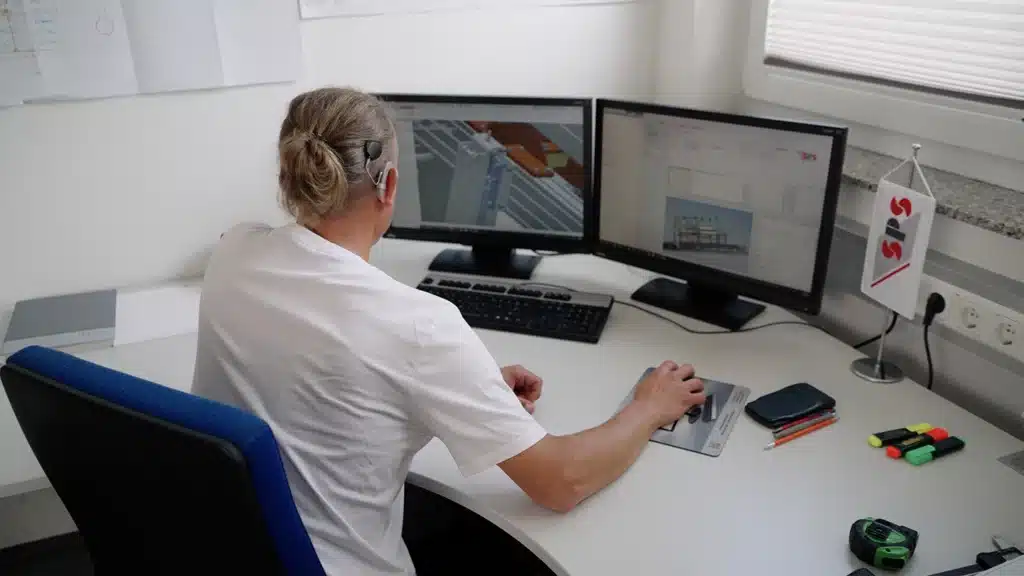 Referenz SPS - Mitarbeiter Christoph arbeitet in SOLIDWORKS