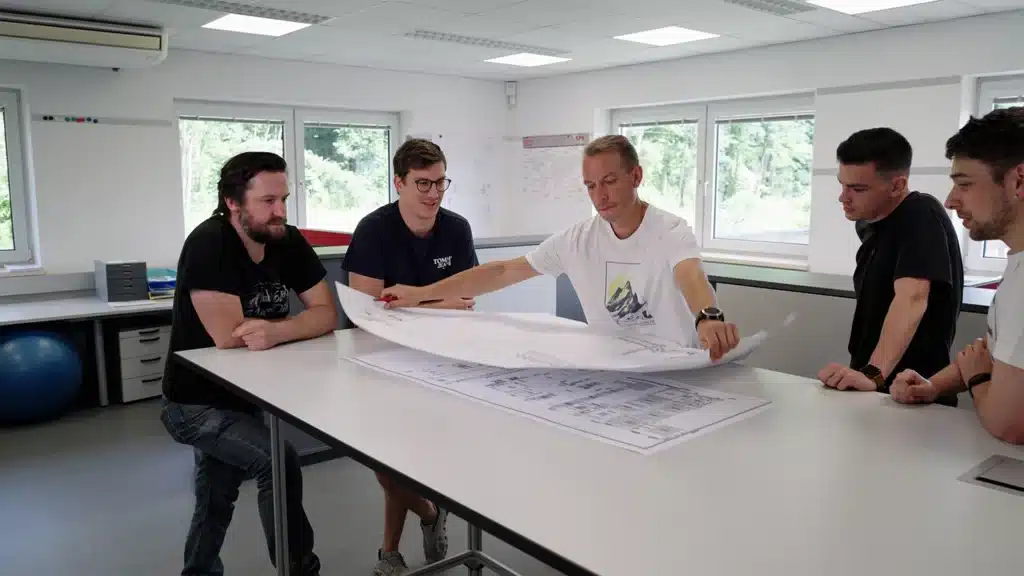 Referenz SPS - Mitarbeiter Teamwork